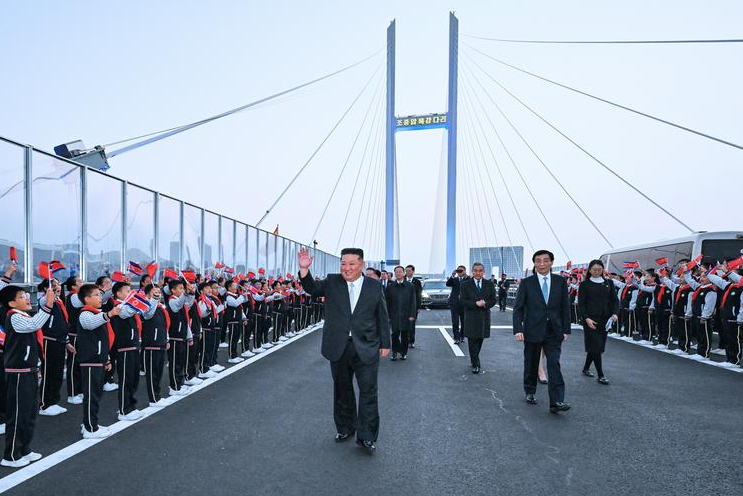 北韓領袖金正恩在中共中央政治局常委、全國政協主席王滬寧陪同下,訪問遼寧丹東(新華社)