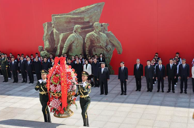 北韓領袖金正恩在中共中央政治局常委、全國政協主席王滬寧陪同下,訪問遼寧丹東(新華社)