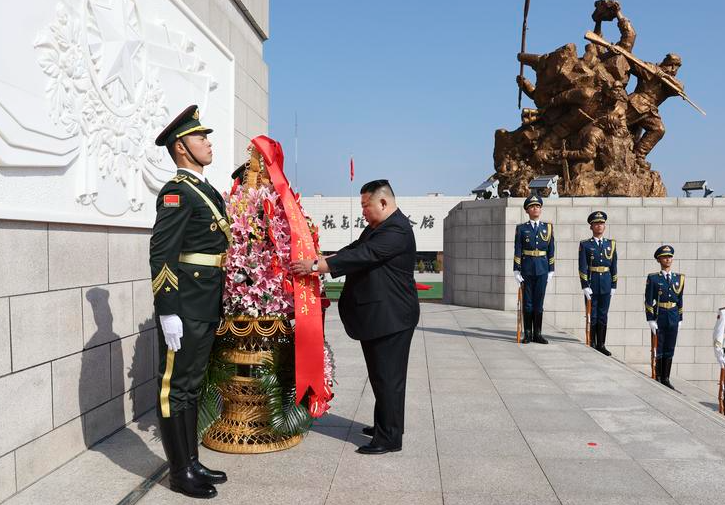 北韓領袖金正恩在中共中央政治局常委、全國政協主席王滬寧陪同下,訪問遼寧丹東(新華社)