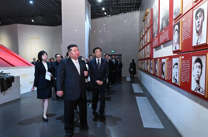 北韓領袖金正恩在中共中央政治局常委、全國政協主席王滬寧陪同下,訪問遼寧丹東(新華社)