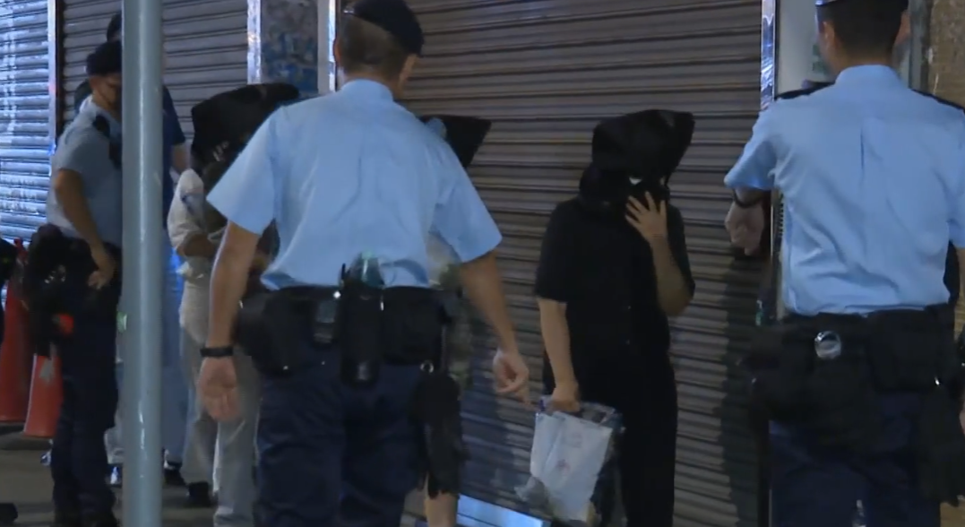 警方有組織罪案及三合會人員經深入調查,突擊搜查旺角新填地街387-389號一單位,搗破一個懷疑毒窟,拘捕21人,一人懷疑逃避追捕,高處墮下死亡。(有線新聞畫面)