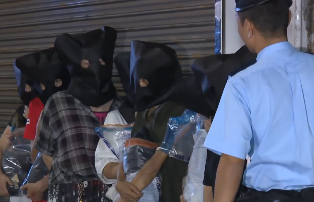 警方有組織罪案及三合會人員經深入調查,突擊搜查旺角新填地街387-389號一單位,搗破一個懷疑毒窟,拘捕21人,一人懷疑逃避追捕,高處墮下死亡。(有線新聞畫面)