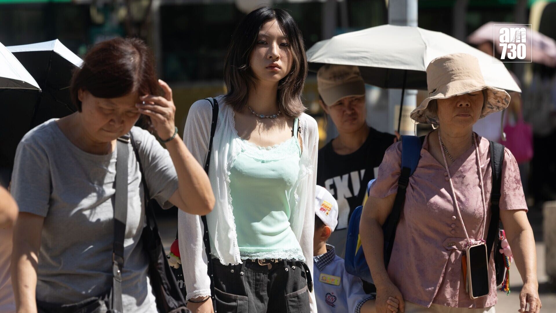 本港地區今日(26日)天氣預測，大致天晴及乾燥，日間最高氣溫約30度，吹和緩東至東北風。(蘇文傑攝/資料圖片)