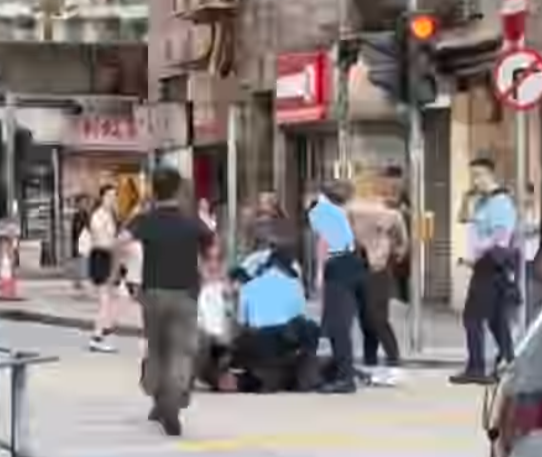 旺角登打士街與新填地街交界的十字路口,一名身穿深色上衣的男子在馬路中央被多名警員按倒在地,其後被帶到路旁調查。其間男子一度情緒激動,警員多次喝止要求他配合,不少途人駐足圍觀。(Threads)