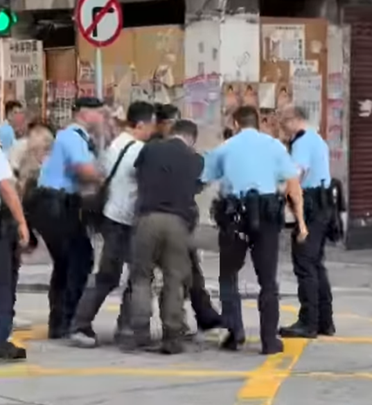 旺角登打士街與新填地街交界的十字路口,一名身穿深色上衣的男子在馬路中央被多名警員按倒在地,其後被帶到路旁調查。其間男子一度情緒激動,警員多次喝止要求他配合,不少途人駐足圍觀。(Threads)