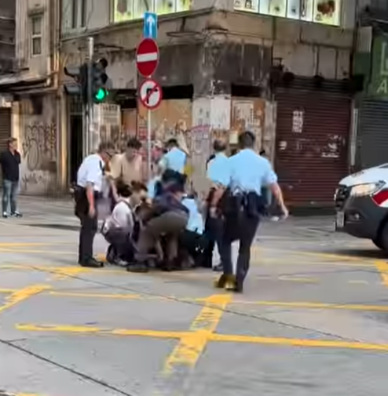 旺角登打士街與新填地街交界的十字路口,一名身穿深色上衣的男子在馬路中央被多名警員按倒在地,其後被帶到路旁調查。其間男子一度情緒激動,警員多次喝止要求他配合,不少途人駐足圍觀。(Threads)