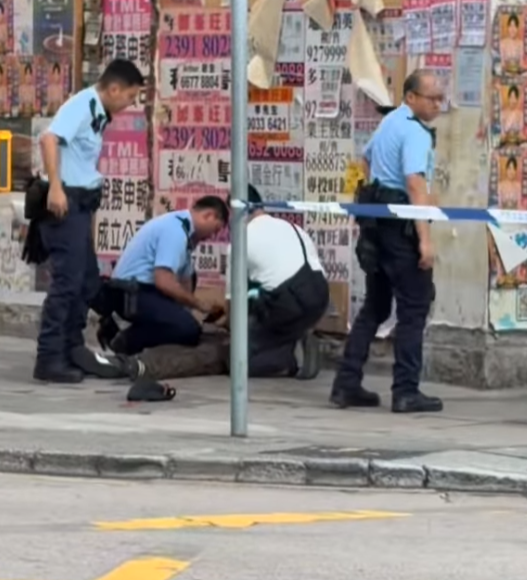 旺角登打士街與新填地街交界的十字路口,一名身穿深色上衣的男子在馬路中央被多名警員按倒在地,其後被帶到路旁調查。其間男子一度情緒激動,警員多次喝止要求他配合,不少途人駐足圍觀。(Threads)