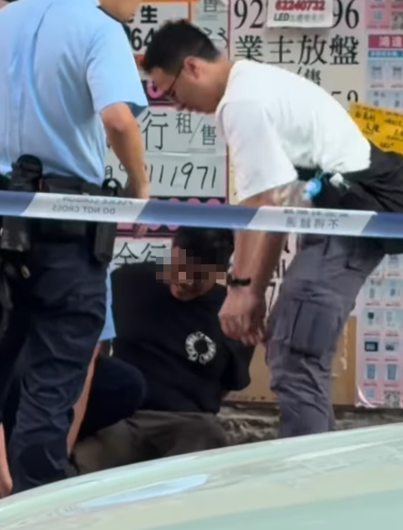旺角登打士街與新填地街交界的十字路口,一名身穿深色上衣的男子在馬路中央被多名警員按倒在地,其後被帶到路旁調查。其間男子一度情緒激動,警員多次喝止要求他配合,不少途人駐足圍觀。(Threads)
