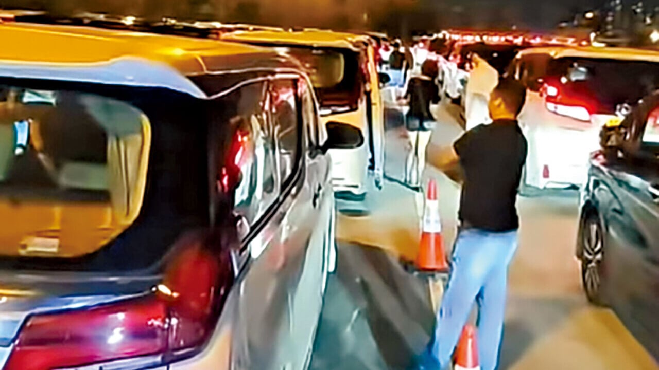 司機疑等候太耐，落車「休息」。