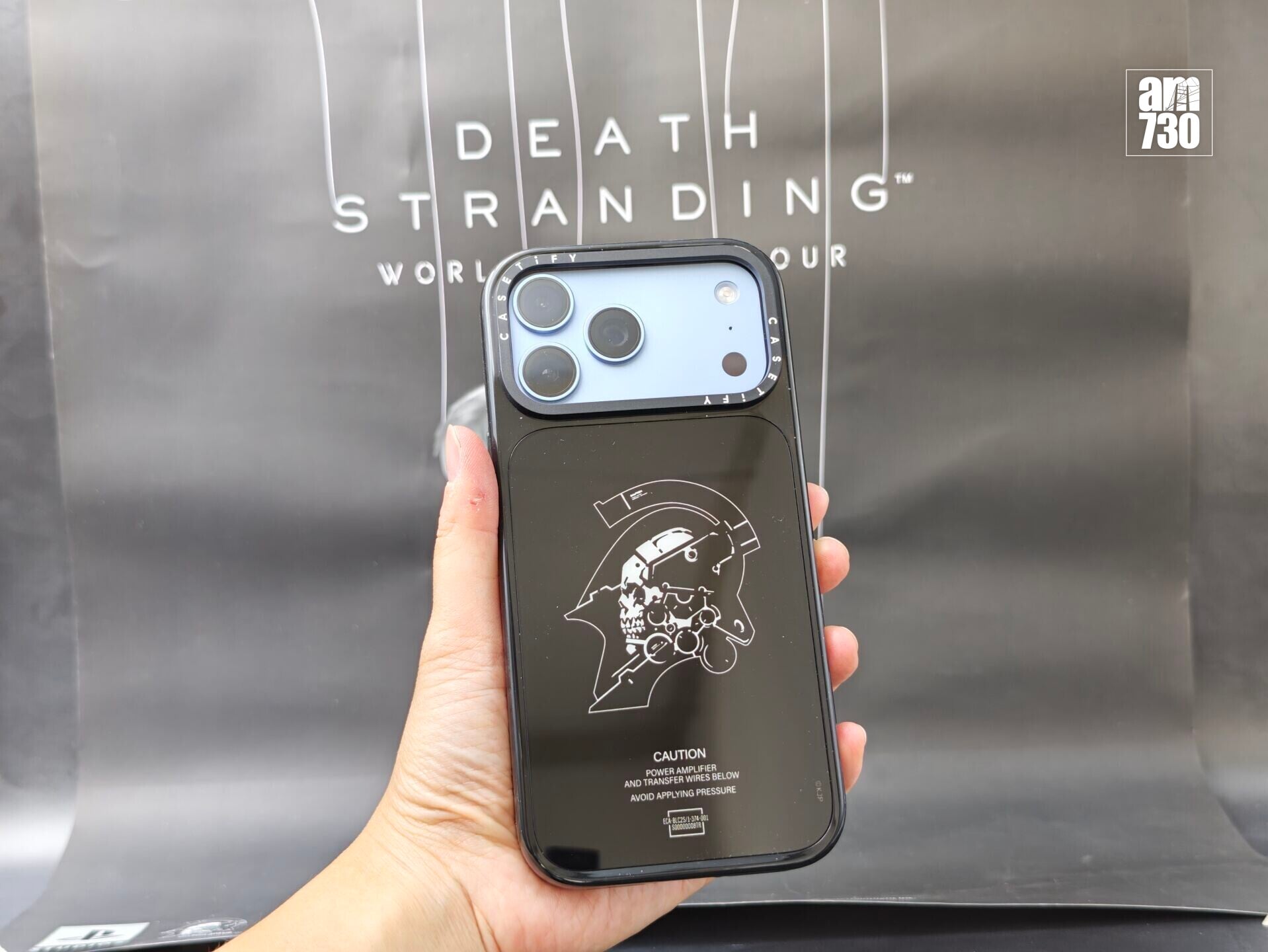 iPhone 18 Pro防摔手機殼印上KOJIMA PRODUCTIONS的招牌Ludens設計。