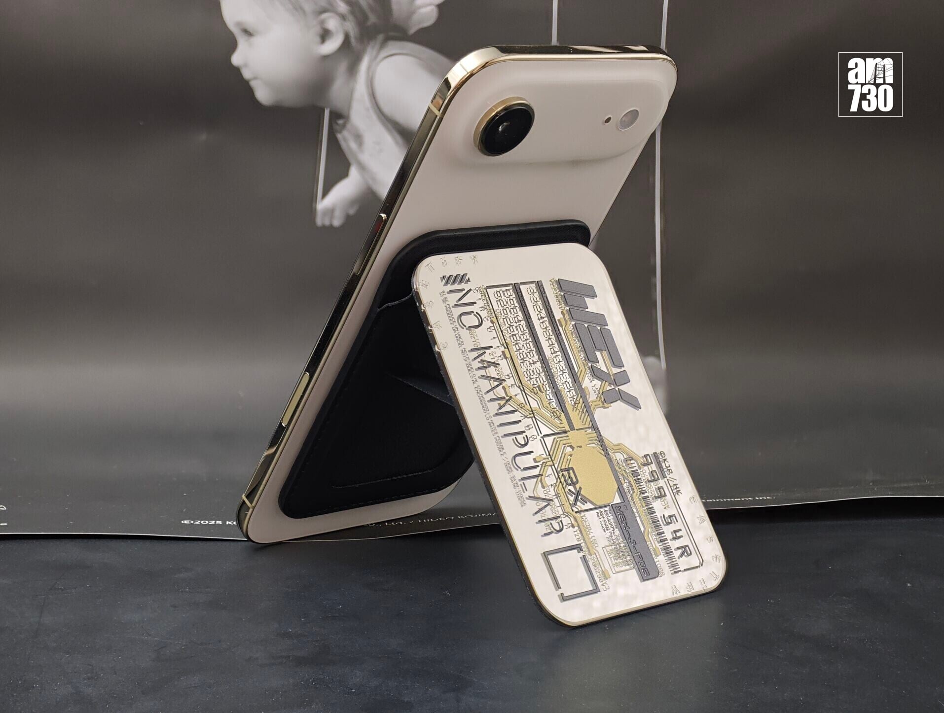 卡套支架可吸附各款iPhone上。