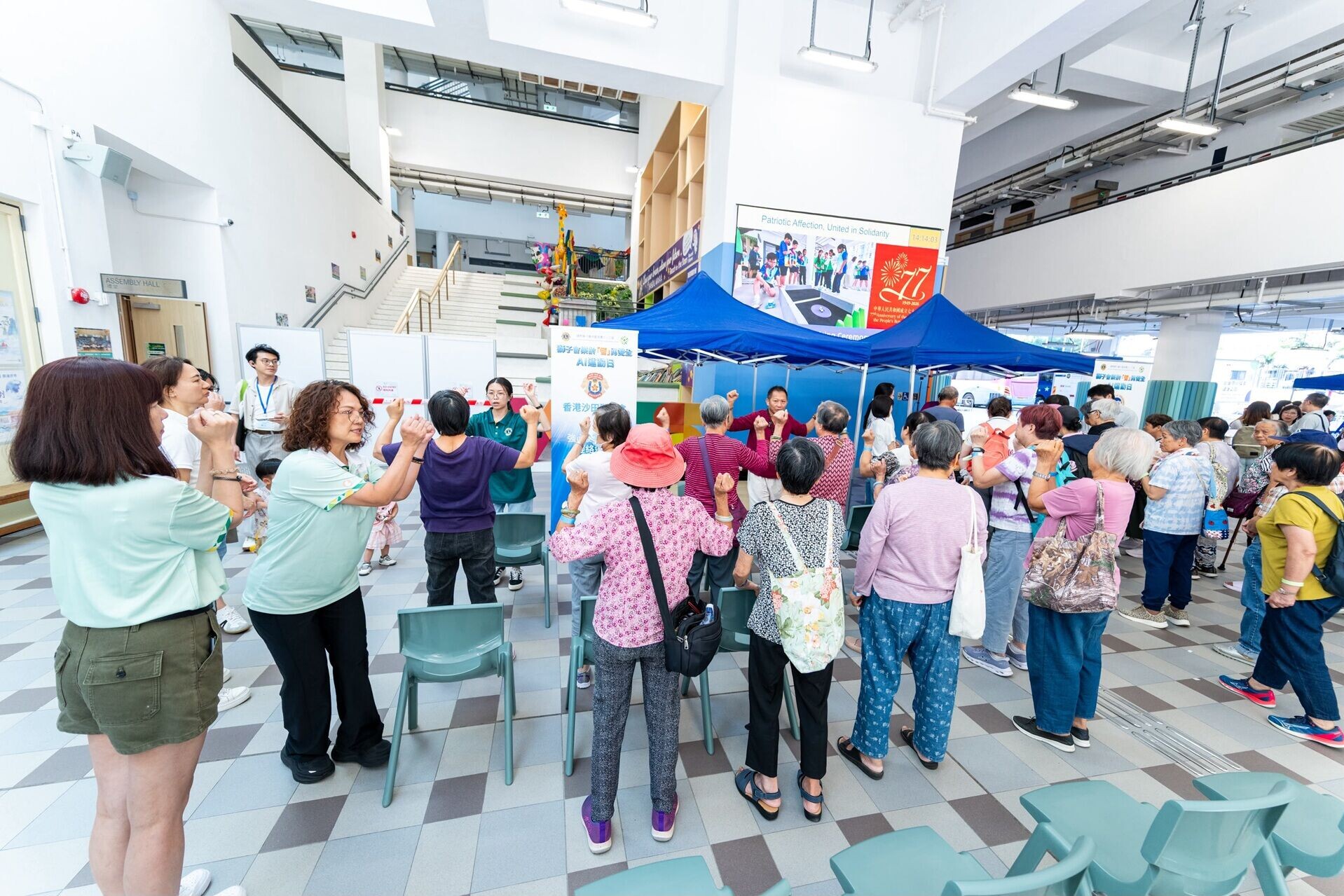 10. 長者跟隨導師進行伸展運動