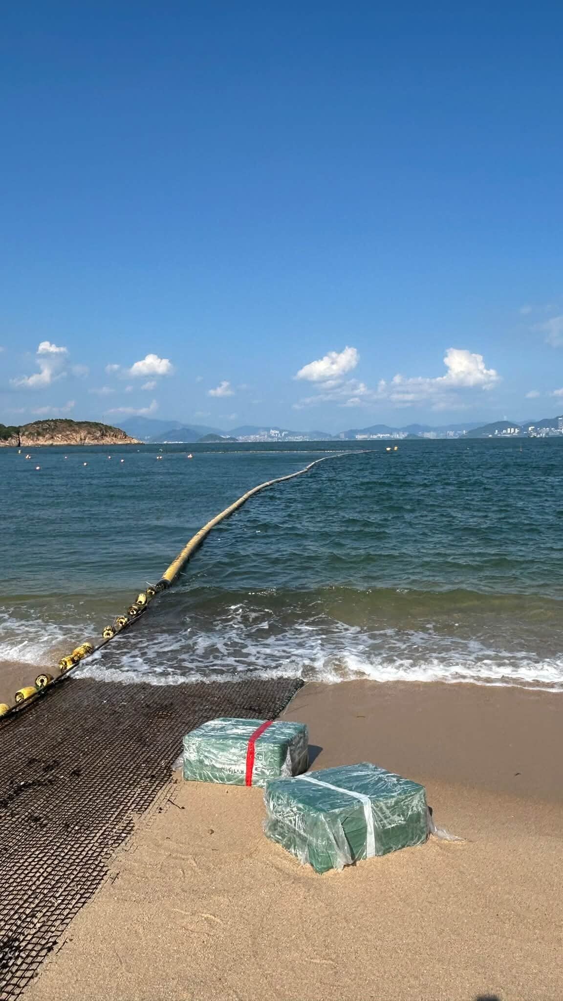 長洲東灣泳灘發現多箱可疑物品,警方到場調查後發現一批懷疑未完稅香煙。(Threads)
