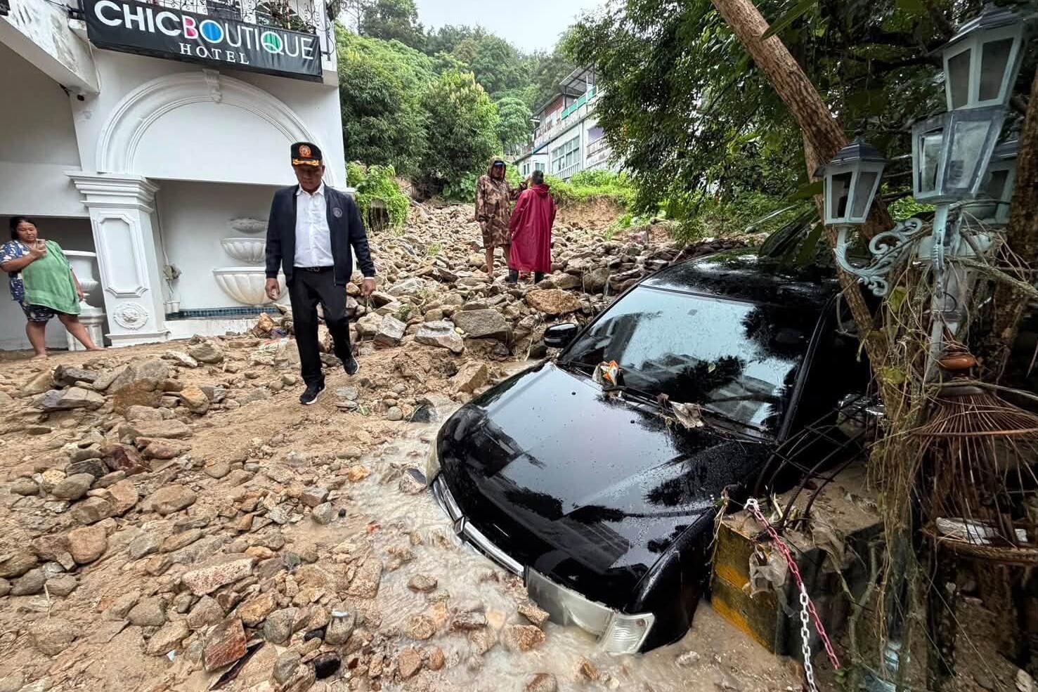 泰國布吉島遭遇暴雨，造成多個地區出現洪水及泥石流。（美聯社）