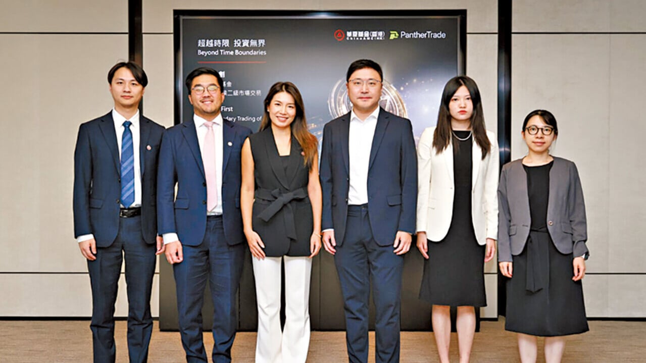 （左三）華夏基金(香港)執行董事兼戰略業務主管何蕊。(am730記者攝)