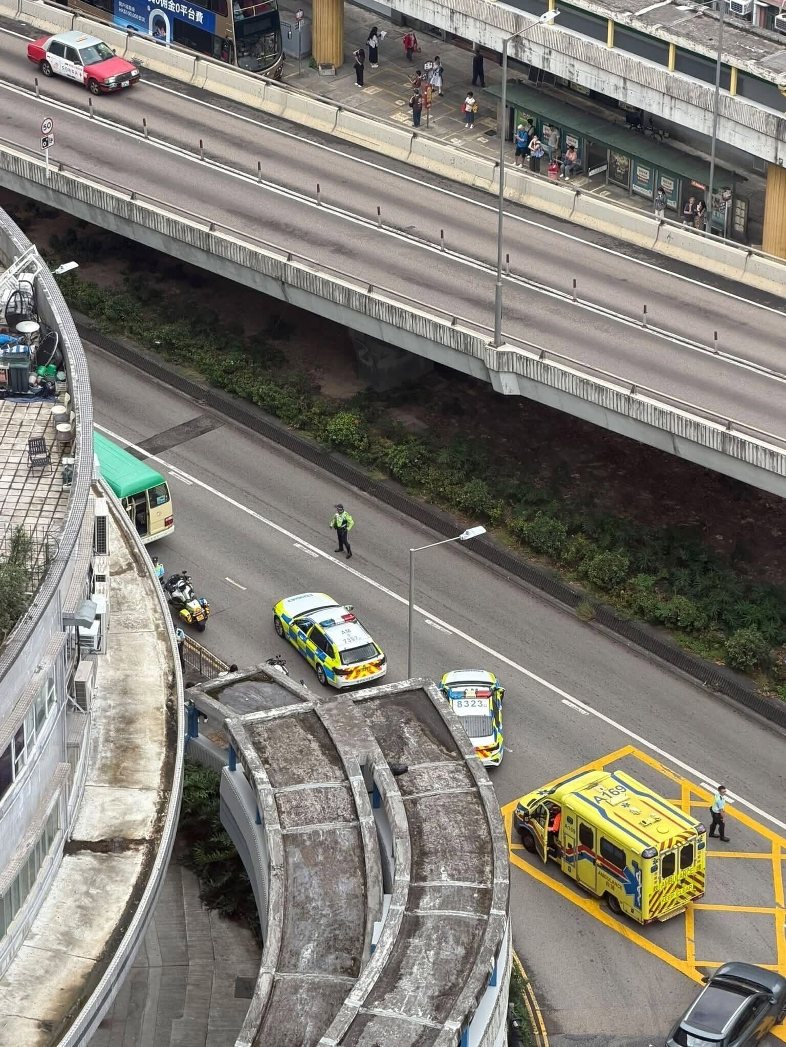 葵涌道3車相撞至少9人傷,昌榮路迴旋處部份行車線已封閉。馬路的事 (即時交通資訊台)