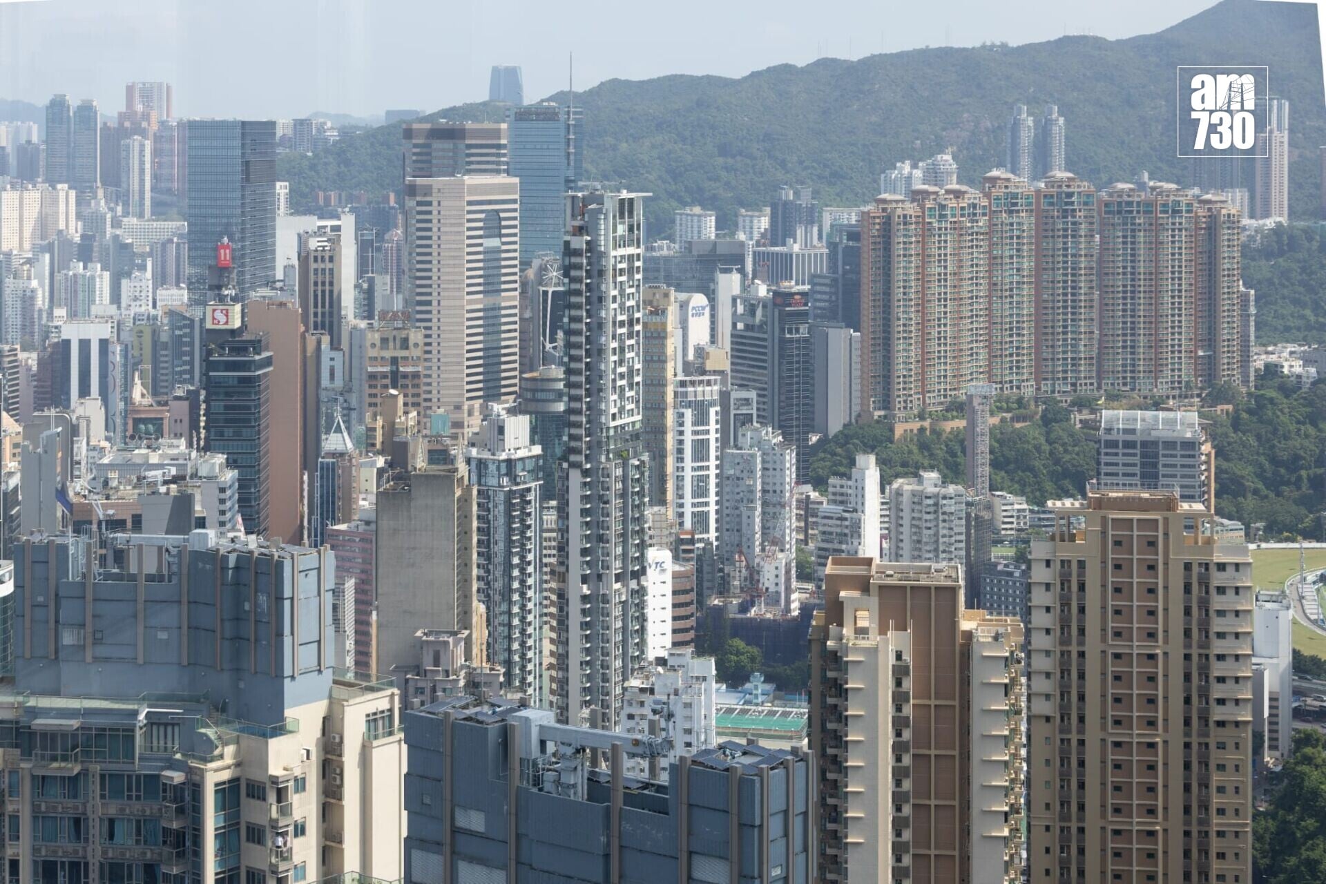 天氣|天文台表示,東北季候風正影響廣東沿岸。同時,覆蓋該區的雲帶正逐漸轉薄。(蘇文傑攝)