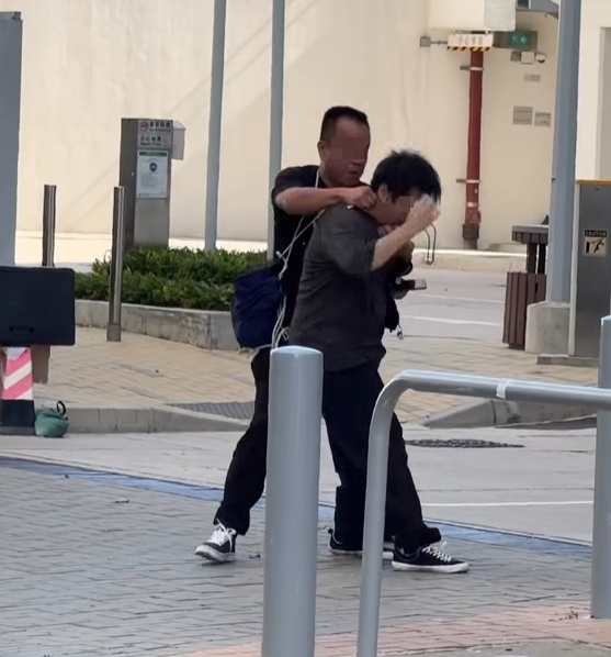 一名姓劉(44歲)男子報案,指他於沙田石門安睦街29號愉德苑對開,見到一輛私家車駛入該屋苑時,疑違規駛上行人路及太過接近他。他遂取出手機拍攝私家車,卻被私家車姓蔡(68歲)男司機發現,對方即時落車襲擊他,並砸毀其手機。(影片截圖)