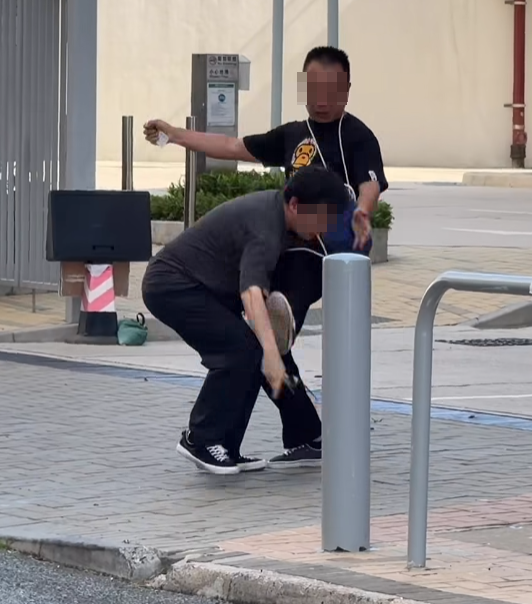 一名姓劉(44歲)男子報案,指他於沙田石門安睦街29號愉德苑對開,見到一輛私家車駛入該屋苑時,疑違規駛上行人路及太過接近他。他遂取出手機拍攝私家車,卻被私家車姓蔡(68歲)男司機發現,對方即時落車襲擊他,並砸毀其手機。(影片截圖)