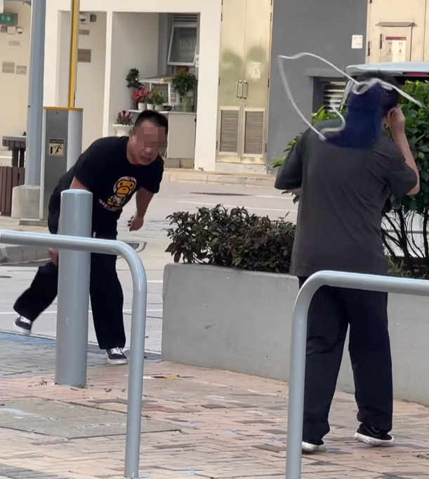 一名姓劉(44歲)男子報案,指他於沙田石門安睦街29號愉德苑對開,見到一輛私家車駛入該屋苑時,疑違規駛上行人路及太過接近他。他遂取出手機拍攝私家車,卻被私家車姓蔡(68歲)男司機發現,對方即時落車襲擊他,並砸毀其手機。(影片截圖)
