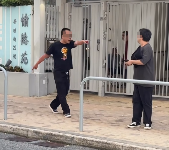 一名姓劉(44歲)男子報案,指他於沙田石門安睦街29號愉德苑對開,見到一輛私家車駛入該屋苑時,疑違規駛上行人路及太過接近他。他遂取出手機拍攝私家車,卻被私家車姓蔡(68歲)男司機發現,對方即時落車襲擊他,並砸毀其手機。(影片截圖)