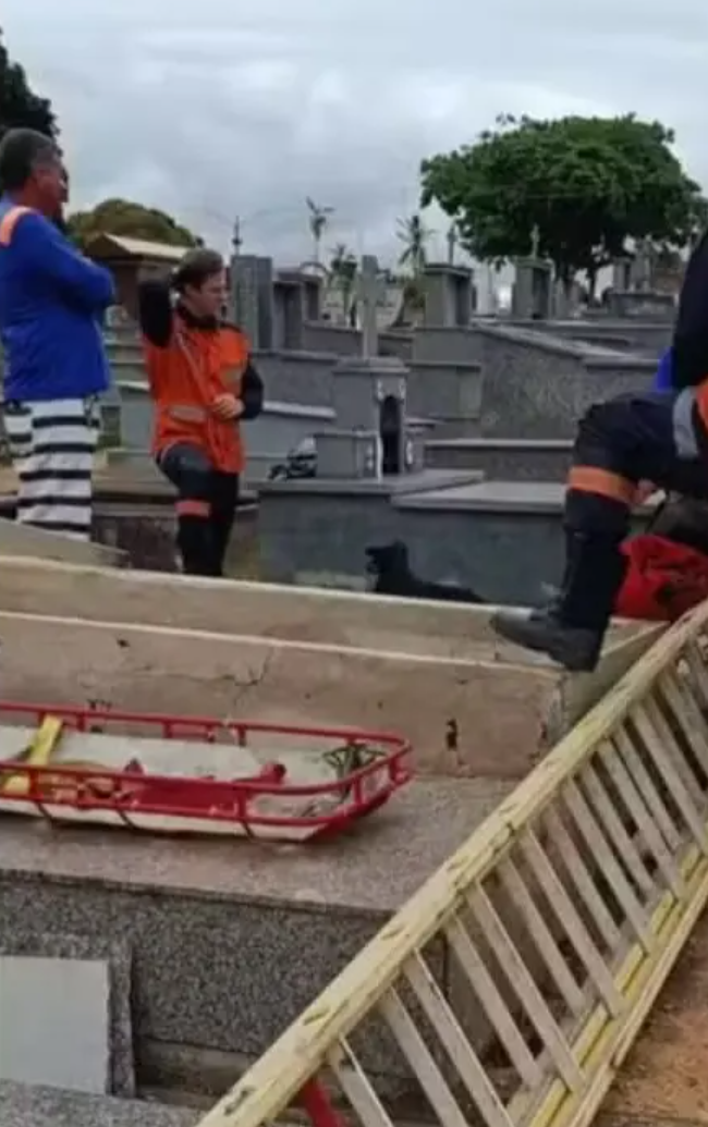 巴西一名男子前往墓園參加友人葬禮,隨後走到同一墓園內的父親墓地,並坐在墓穴水泥蓋板上時,蓋板突然塌陷,男子跌入父親的墓穴。救援人員接報到場時,發現男子已經當場死亡,隔天,他便被安葬在同一座墓園。(網上圖片)