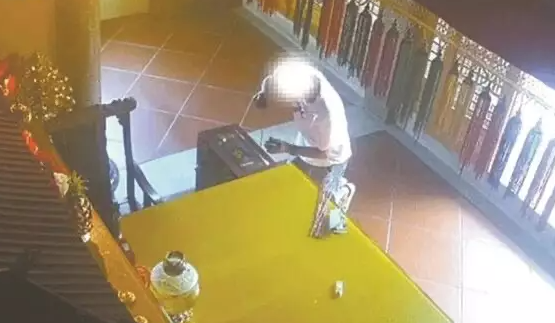 一名男子偷功德箱的香油錢，並留下1元人民幣求原諒