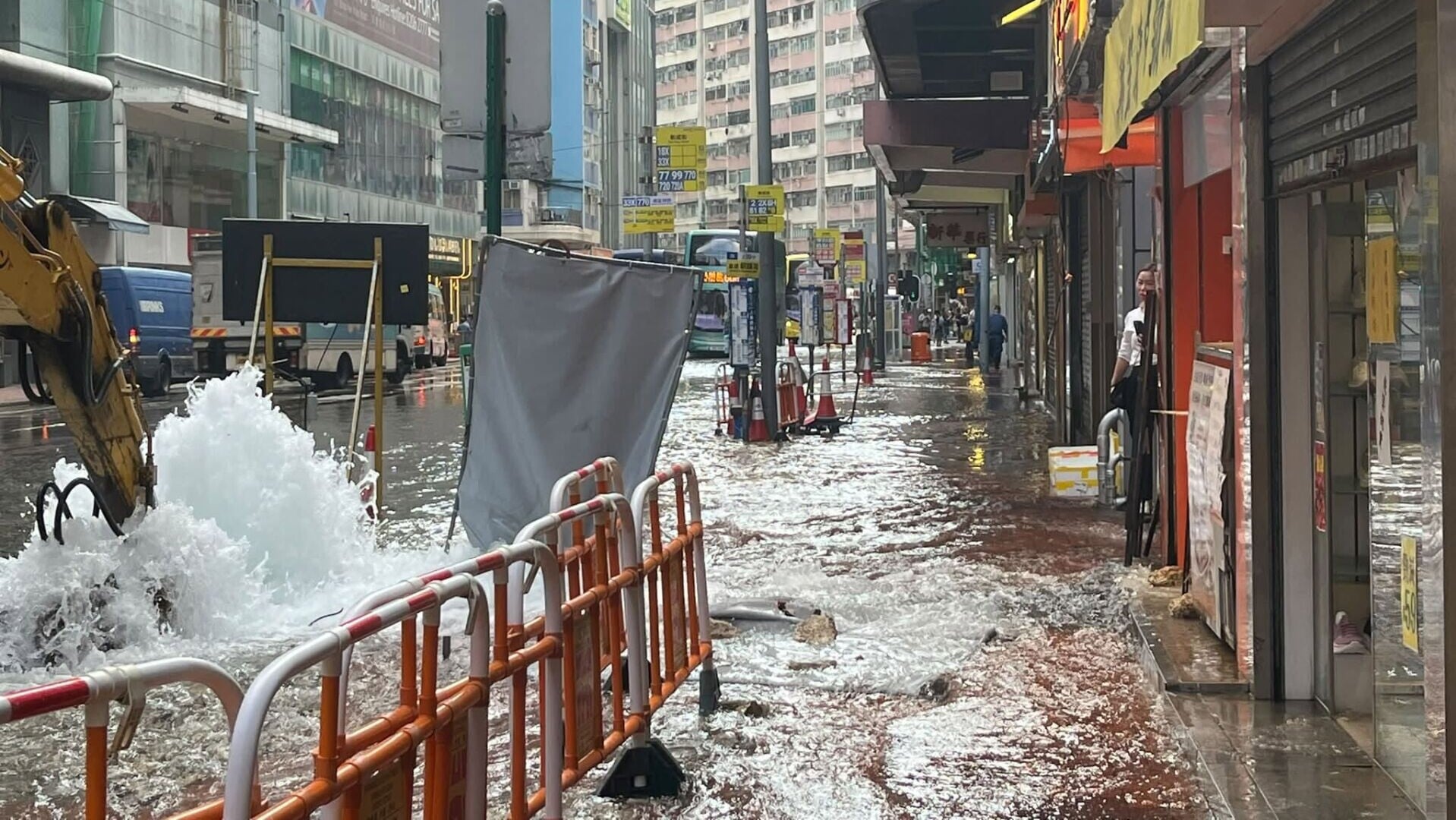 筲箕灣地盤爆水管水柱如噴泉淹路　老人院舍爆玻璃濺傷女院友 (有片)