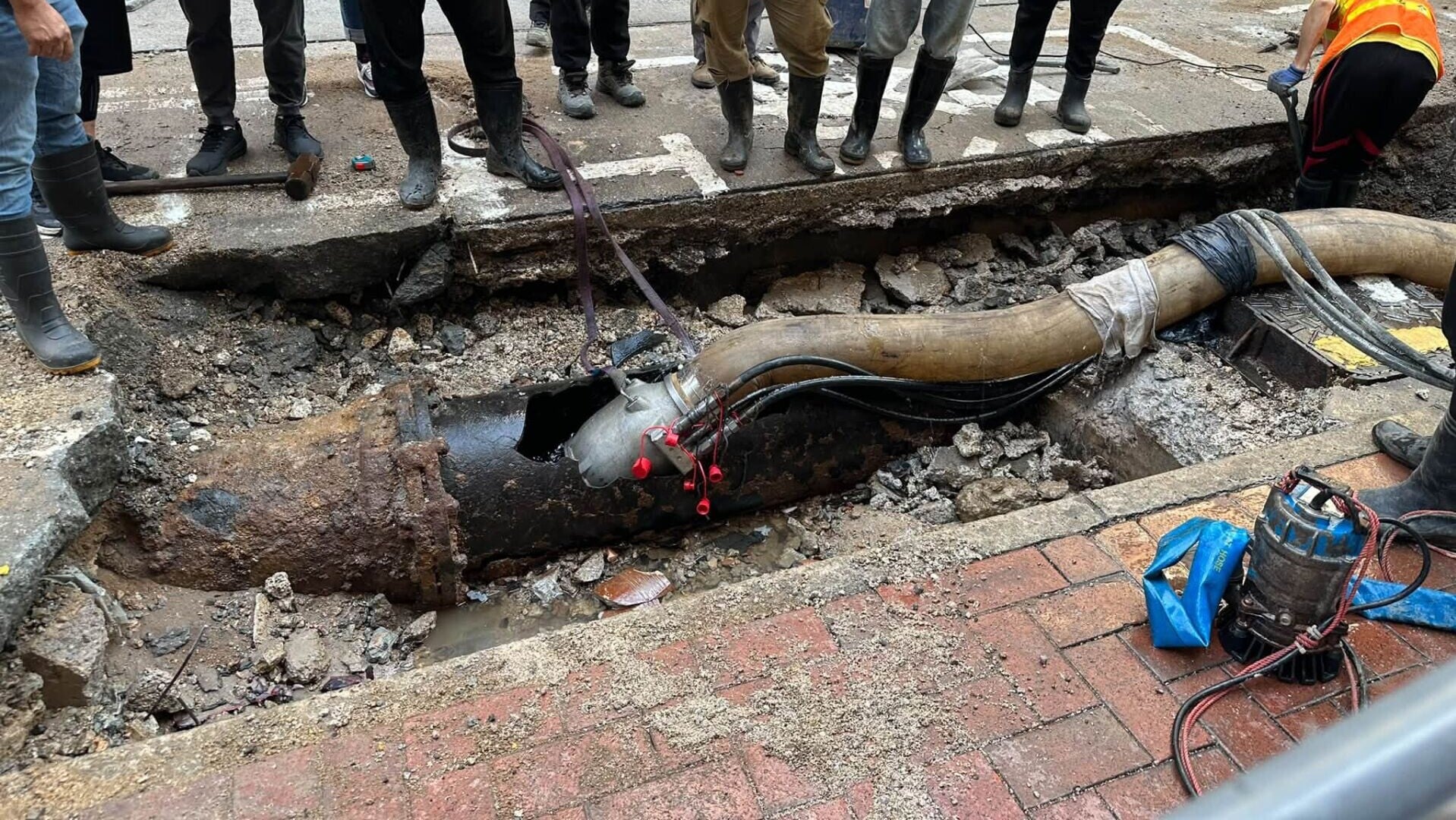 筲箕灣地盤爆水管水柱如噴泉淹路。 (筲箕灣西灣河關注組)