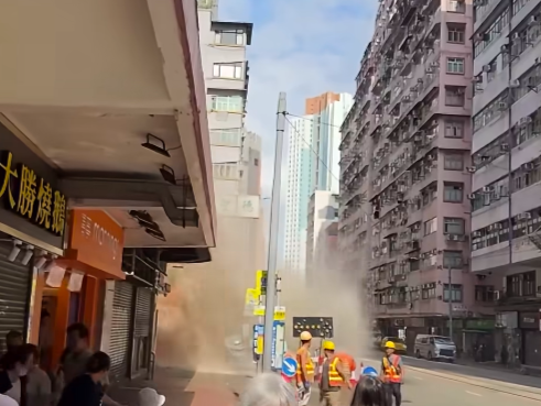 現場有如一片澤國,駛經的車輛須涉水而行。 (車cam L(香港群組))