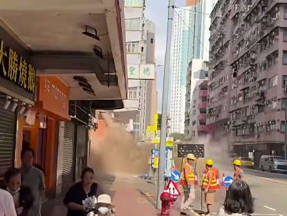 現場有如一片澤國,駛經的車輛須涉水而行。 (車cam L(香港群組))