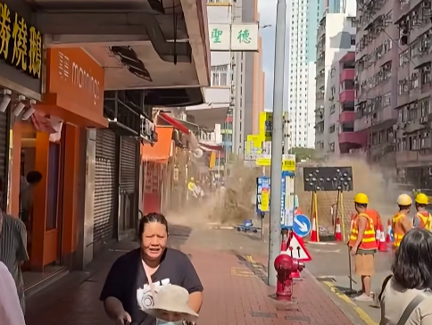 現場有如一片澤國,駛經的車輛須涉水而行。 (車cam L(香港群組))