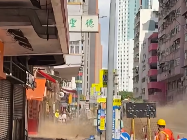 現場有如一片澤國,駛經的車輛須涉水而行。 (車cam L(香港群組))