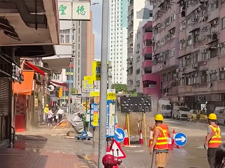 現場有如一片澤國,駛經的車輛須涉水而行。 (車cam L(香港群組))