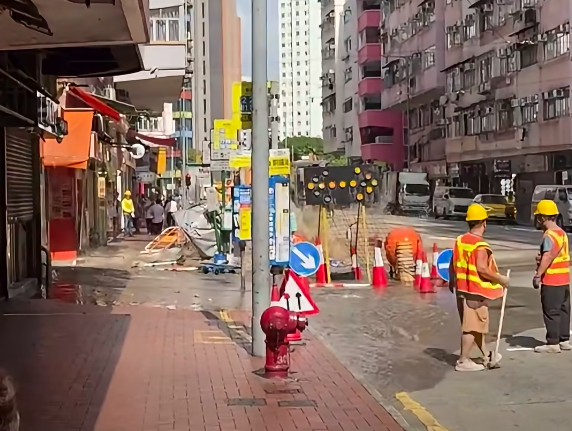 現場有如一片澤國,駛經的車輛須涉水而行。 (車cam L(香港群組))