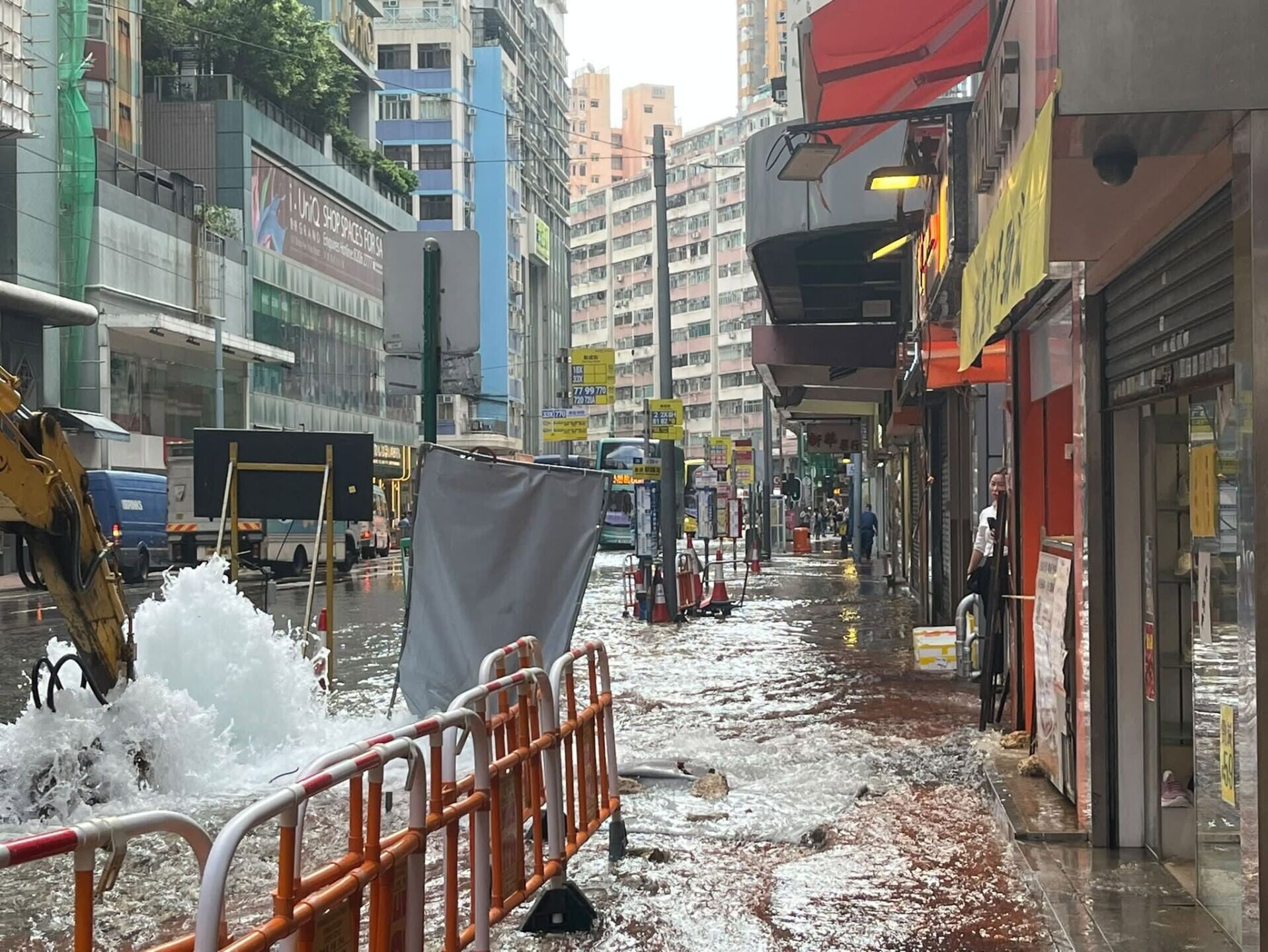 筲箕灣地盤爆水管水柱如噴泉淹路。 (筲箕灣西灣河關注組)