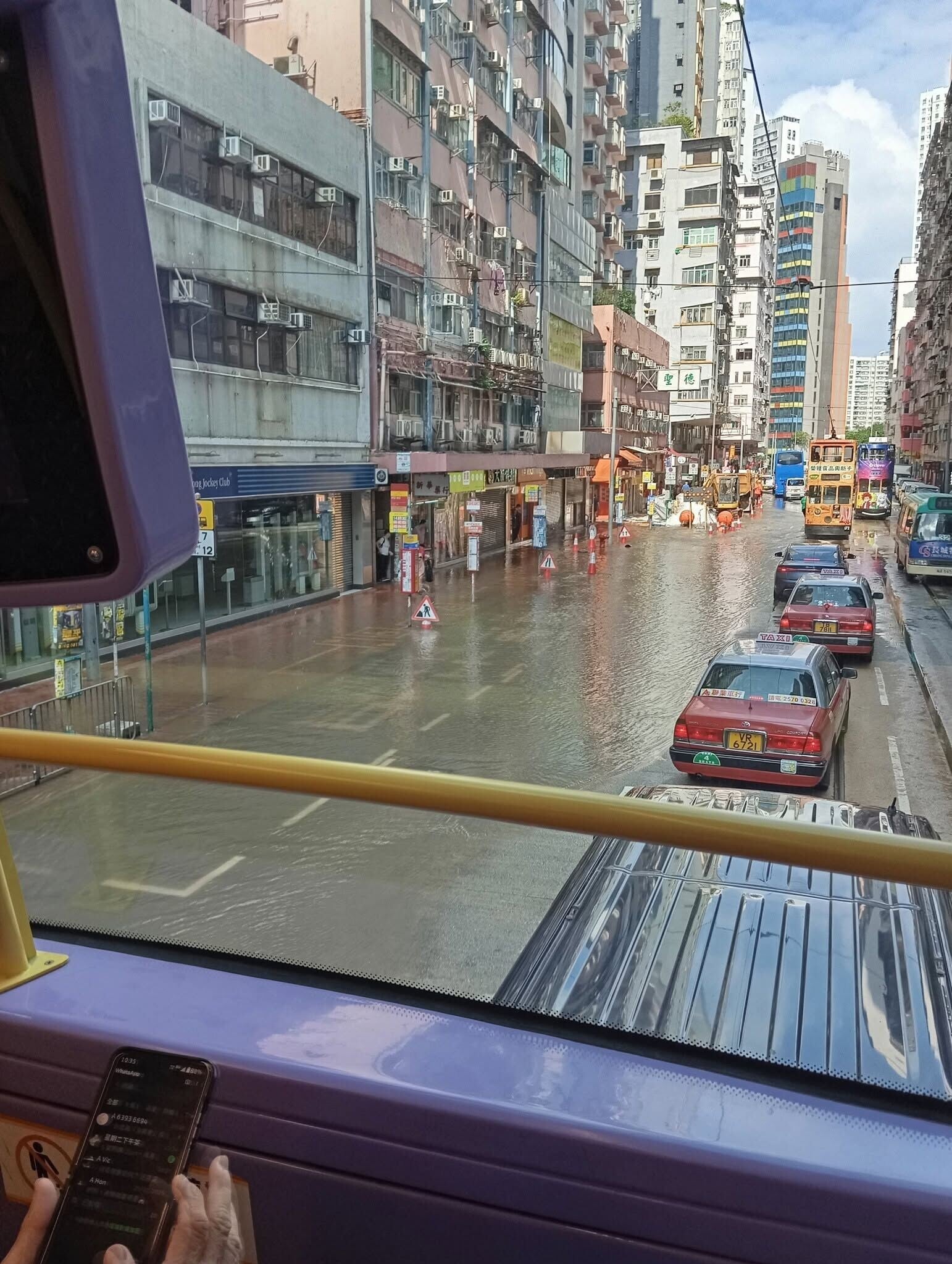 現場有如一片澤國,駛經的車輛須涉水而行。 (筲箕灣西灣河關注組)