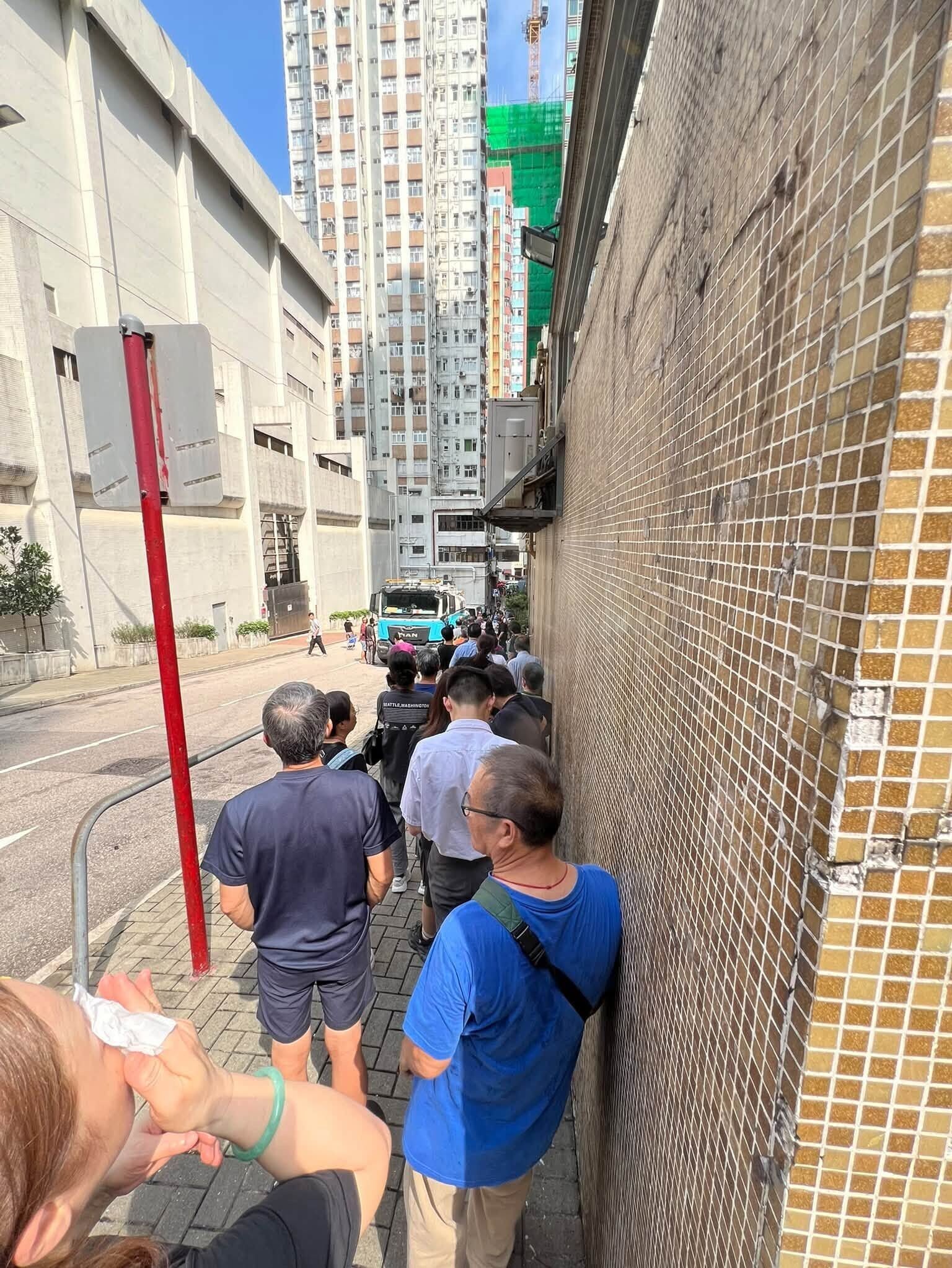 筲箕灣地盤爆水管水柱如噴泉淹路。 (筲箕灣西灣河關注組)