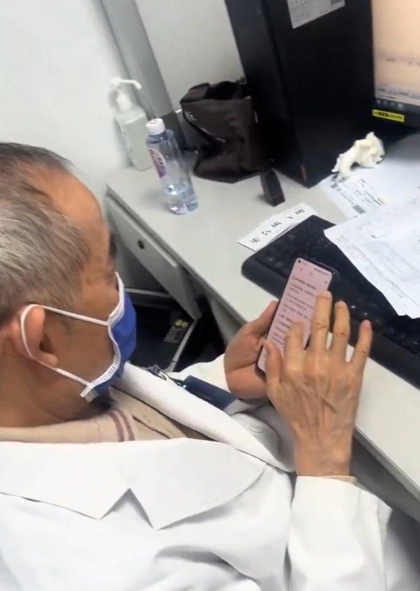 江蘇省徐州市有市民稱,家人在徐州醫科大學附屬醫院就診時,發現醫生拿着手機使用AI軟件「豆包」查詢並開藥,令其不敢讓病人服用。(X)