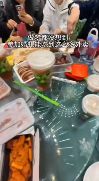黑龍江省大慶市一對新人在酒店內舉行婚宴,當中數圍端上桌的竟然是多袋奶茶、炸雞等外賣食物(影片截圖)
