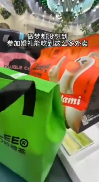 黑龍江省大慶市一對新人在酒店內舉行婚宴,當中數圍端上桌的竟然是多袋奶茶、炸雞等外賣食物(影片截圖)