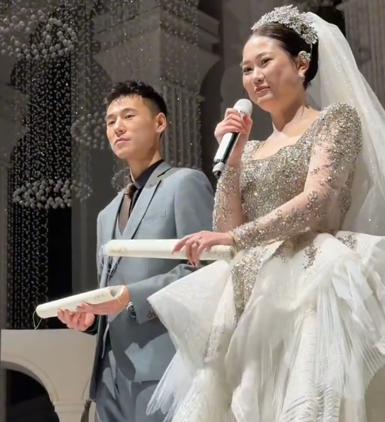 黑龍江省大慶市一對新人在酒店內舉行婚宴,當中數圍端上桌的竟然是多袋奶茶、炸雞等外賣食物(影片截圖)