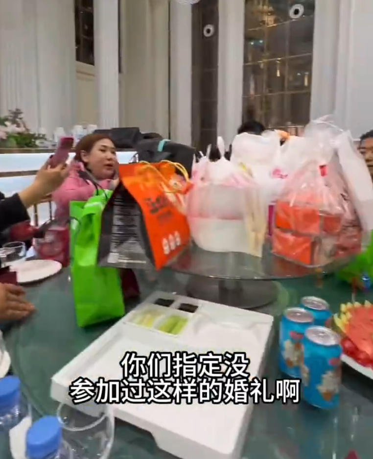 黑龍江省大慶市一對新人在酒店內舉行婚宴,當中數圍端上桌的竟然是多袋奶茶、炸雞等外賣食物(影片截圖)