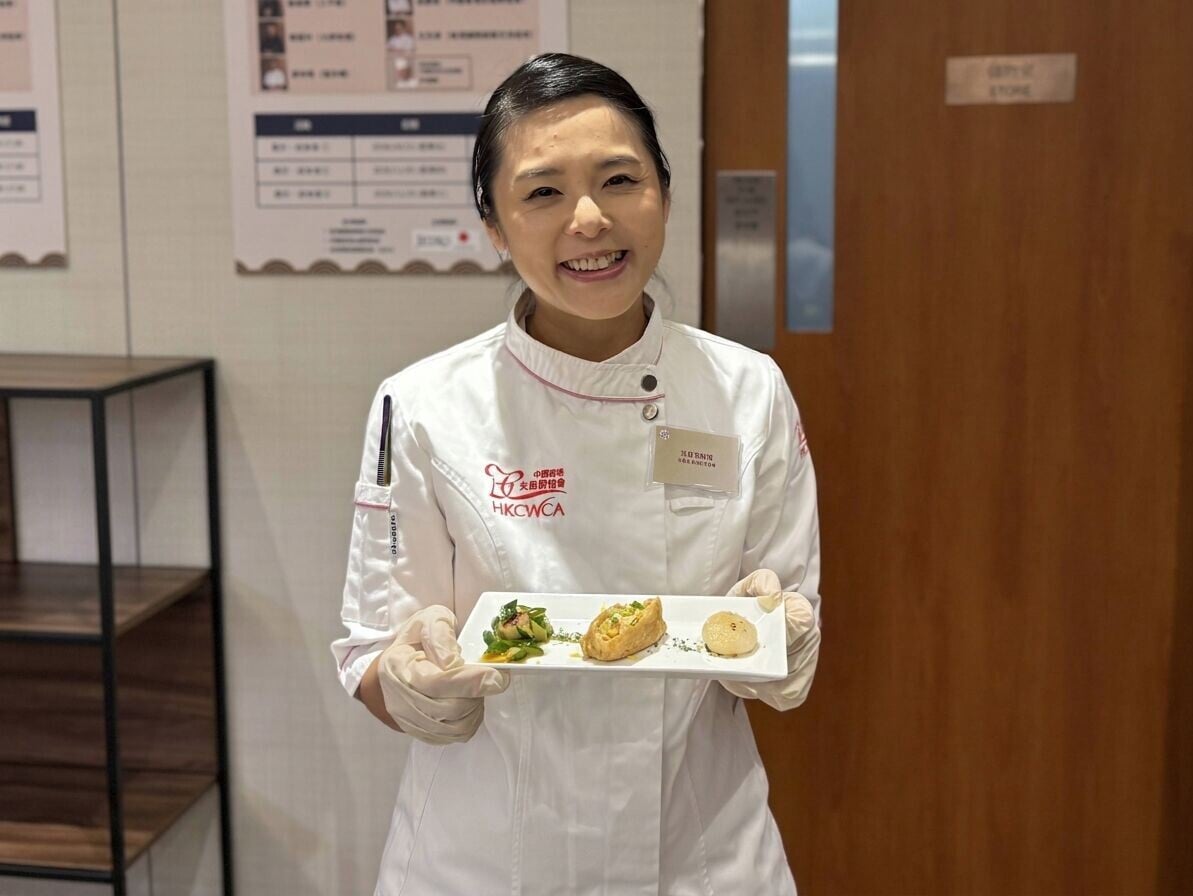 來自「中國香港女廚師協會」的徐靜雯師傅於「日材中廚 鐵人料理」展示・試食會上即席示範其參賽菜式「上海夏秋冬」。