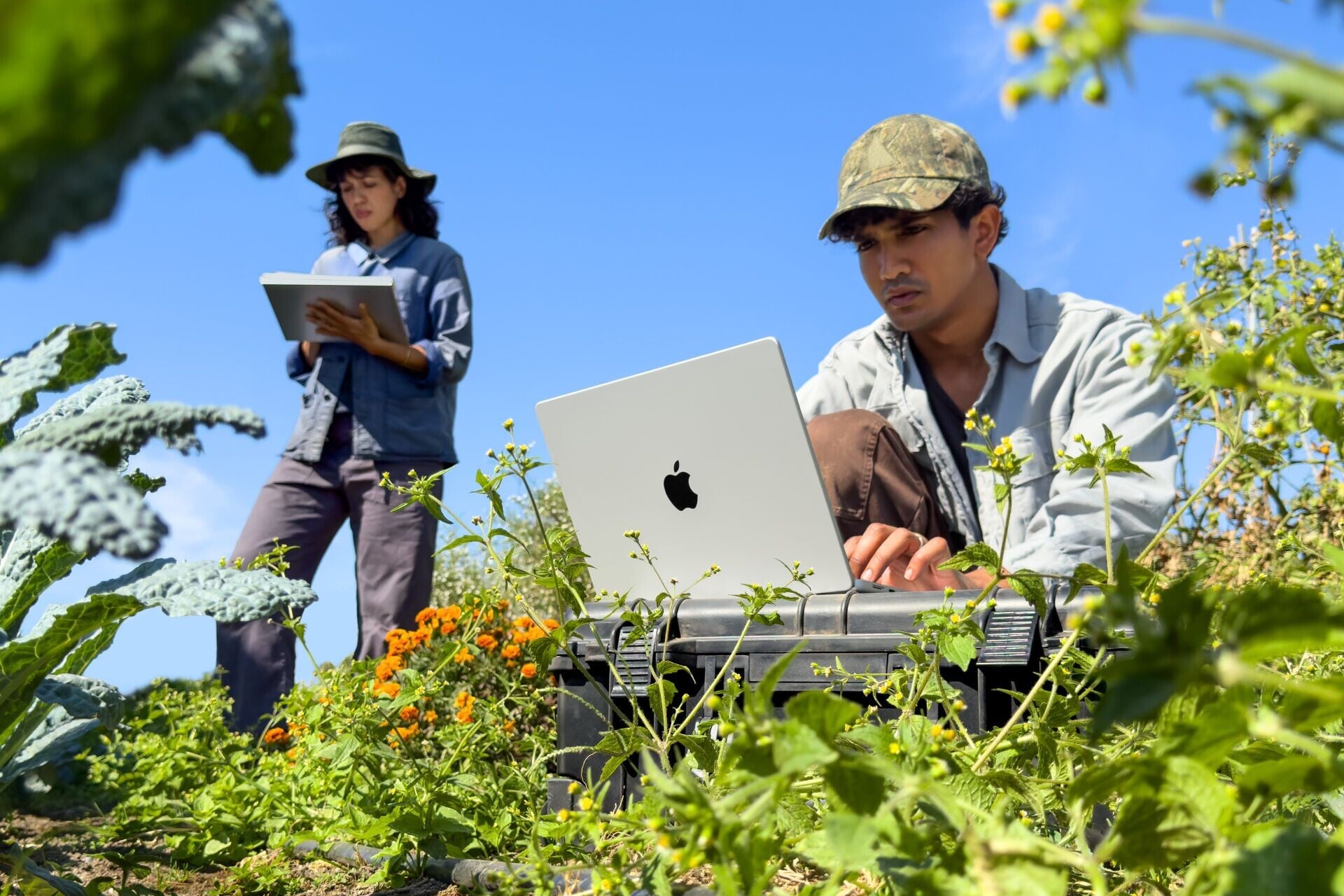 配備M6全新14吋MacBook Pro設計輕巧便攜,將新一代效能表現與強大裝置端內置AI功能結合其中。