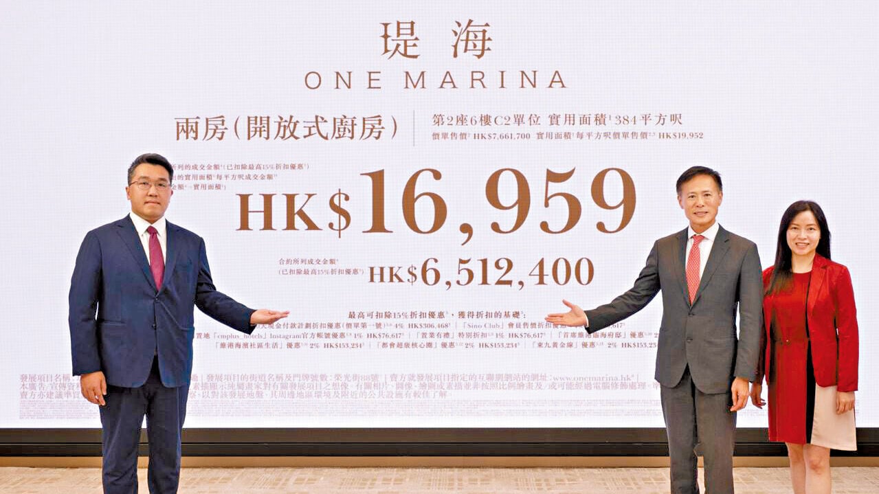 田兆源(右二)形容瑅海首批定價為「臨海首席開心價」。