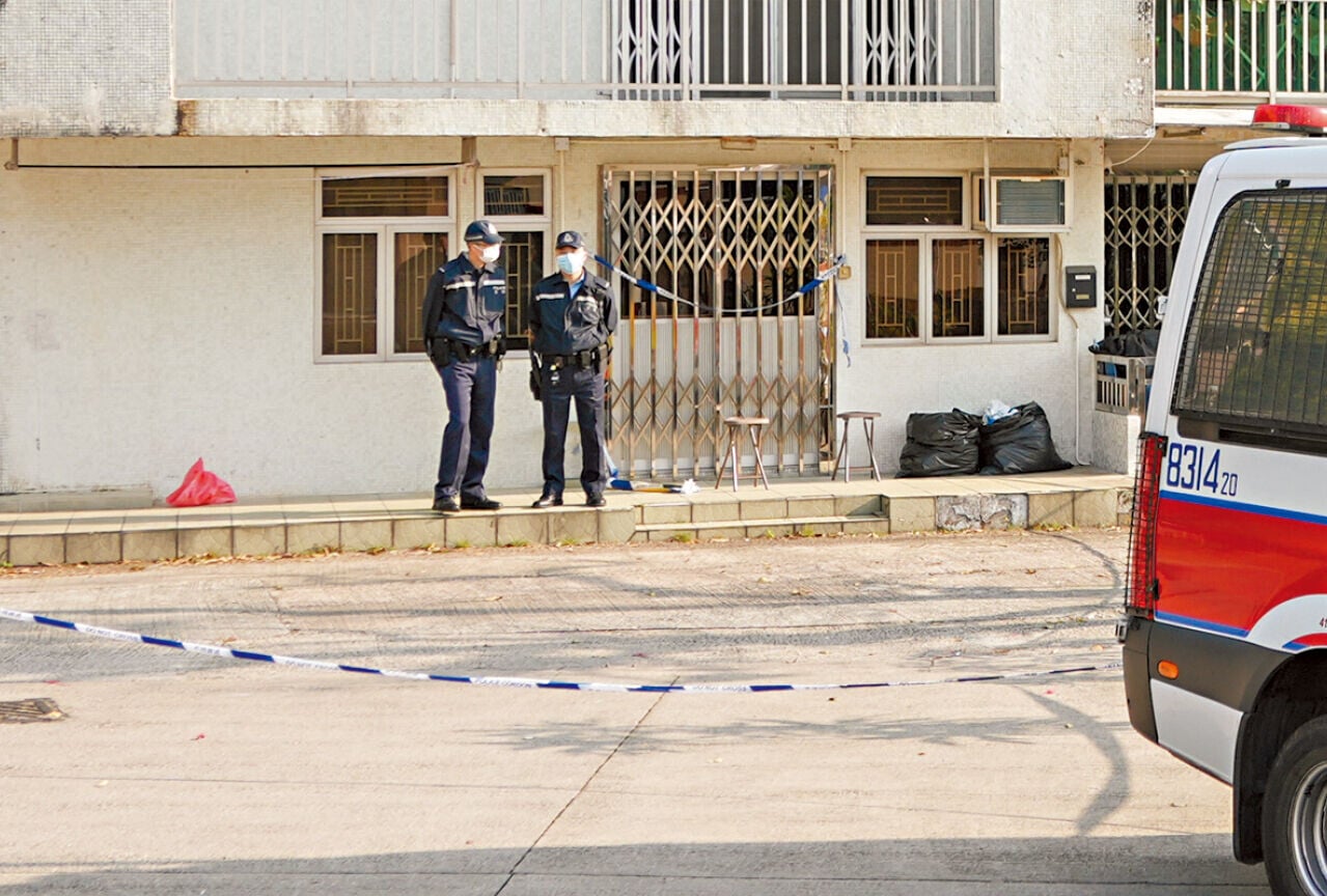 首批入龍尾村單位的警員供稱，入屋不久已察覺單位內多處異常，其後更在雪櫃發現人體殘肢。