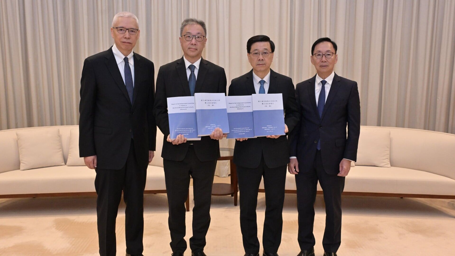 行政長官李家超收到就大埔宏福苑火災成立的獨立委員會主席陸啟康法官（左二）、委員陳健波議員（右一）及歐陽伯權博士（左一）呈交的報告。(政府新聞處)