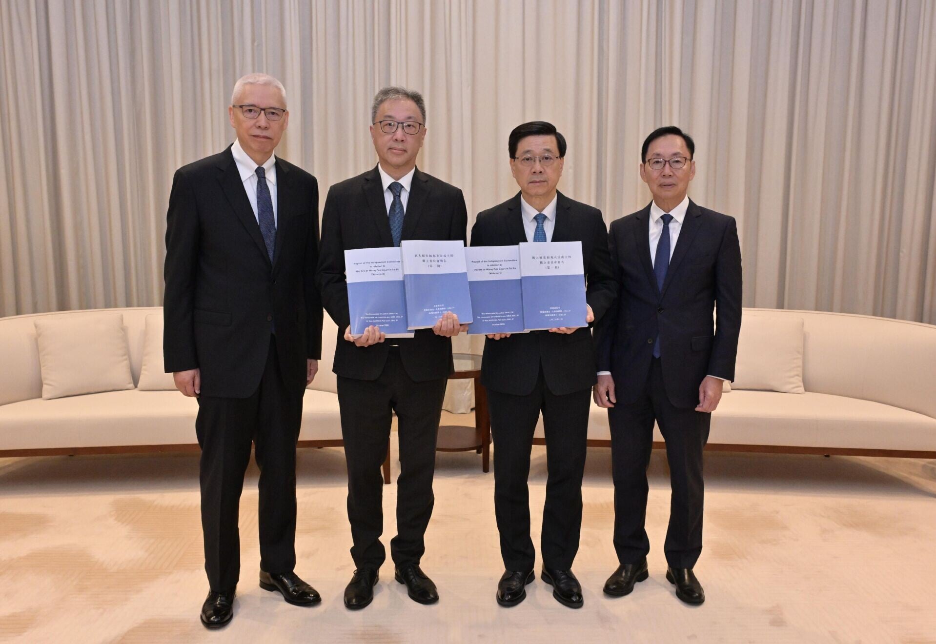 行政長官李家超收到就大埔宏福苑火災成立的獨立委員會主席陸啟康法官(左二)、委員陳健波議員(右一)及歐陽伯權博士(左一)呈交的報告。(政府新聞處)
