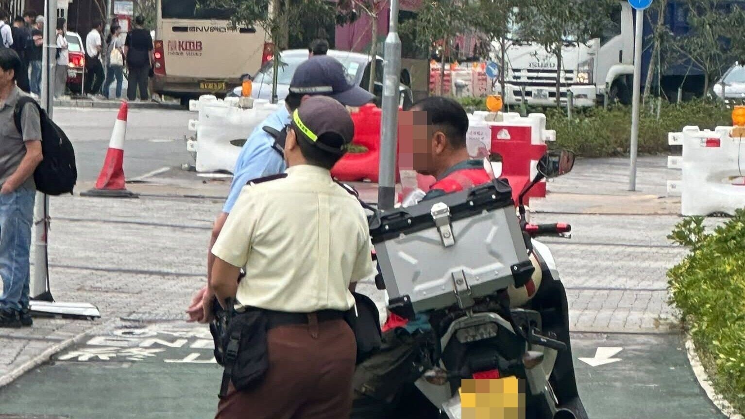 安達臣男單車徑推電單車遇截　大喝警員：唔好掂到我